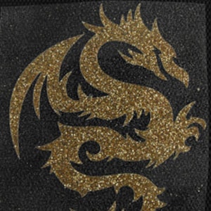 Könnte beinhalten: Goldener Glitzer-Drachen-Design auf schwarzem Hintergrund.