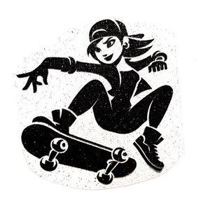 以下が含まれることがあります： スケートボードに乗っている人の白黒のイラスト。人物は帽子をかぶり、長い髪をしています。スケートボードは黒で、白い車輪が付いています。