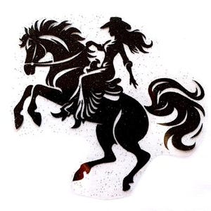 Può includere: Silhouette nera di una donna a cavallo. La donna indossa un cappello da cowboy e il cavallo si impenna sulle zampe posteriori.