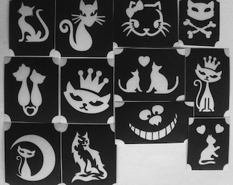 Könnte beinhalten: Ein Set mit 12 schwarzen und weißen Katzen-Schablonen. Die Schablonen bestehen aus einem dünnen, flexiblen Material und eignen sich perfekt zum Erstellen einzigartiger Designs auf verschiedenen Oberflächen. Die Schablonen zeigen eine Vielzahl von Katzendesigns, darunter eine Katze mit einer Krone, eine Katze mit einer Schleife, eine Katze mit einem Herzen und eine Katze mit einem Mond.