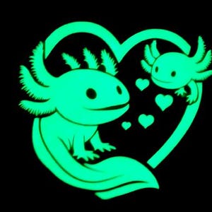 Könnte beinhalten: Ein grüner, im Dunkeln leuchtender Axolotl mit einem kleineren Axolotl auf dem Rücken, beide in einer Herzform. Die Axolotl lächeln und sind von kleinen Herzen umgeben.
