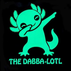 Könnte beinhalten: Ein leuchtend grüner Axolotl-Cartoon-Charakter in einer Dab-Pose vor schwarzem Hintergrund. Der Axolotl hat ein lächelndes Gesicht und ist mit "THE DABBA-LOTL" in grünem Text beschriftet.