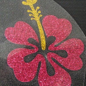 Op de afbeelding: Een roze glitter hibiscus bloem met een gouden glitter steel en midden.