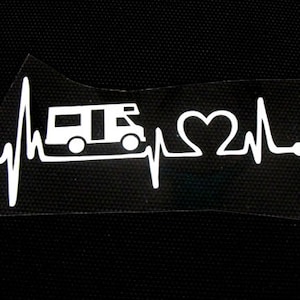 Pode incluir: Adesivo de vinil branco de uma autocaravana com uma linha de batimento cardíaco e um coração no meio. O texto "Love 2" está incluído na linha de batimento cardíaco.