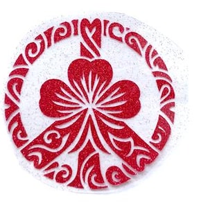 Puede incluir: Un símbolo de la paz rojo brillante con un diseño en forma de corazón en el centro. El símbolo de la paz está rodeado por un fondo blanco y brillante. El diseño presenta remolinos decorativos y formas de corazón.