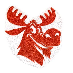 Può includere: Un alce rosso glitterato su sfondo bianco. L'alce ha un'espressione amichevole e guarda a destra.