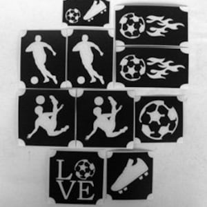 Puede incluir: Conjunto de 10 plantillas de fútbol en blanco y negro. Las plantillas presentan imágenes de jugadores de fútbol, balones de fútbol, llamas y la palabra "LOVE" con un balón de fútbol.