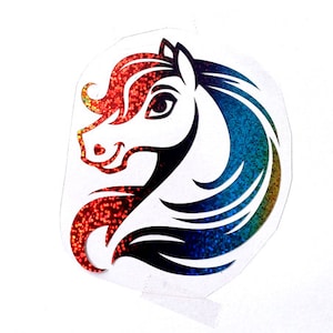 Könnte beinhalten: Ein Aufkleber mit einer Silhouette eines Pferdekopfes in Regenbogen-Glitzer. Das Pferd hat eine fließende Mähne und einen Schwanz.