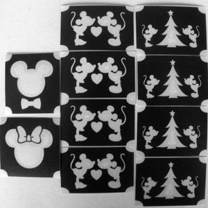 Può includere: Un set di 10 stencil in bianco e nero con Mickey Mouse e Minnie Mouse. Gli stencil includono immagini di Mickey e Minnie che si tengono per mano, Mickey e Minnie con un albero di Natale e Mickey e Minnie con un cuore.