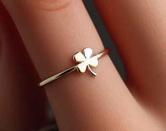 Anillo minimalista de trébol de cuatro hojas en oro amarillo. Joyería de trébol. Delicado anillo irlandés de oro macizo. Trébol de cuatro hojas en oro rosa.