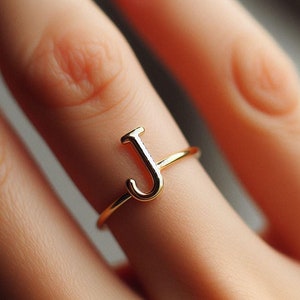 Anillo minimalista con la letra J en oro amarillo. Anillo con la inicial J. Joyería con la letra J. Delicado regalo de amor en oro macizo. Nombre J en oro. Oro blanco. Oro rosa.