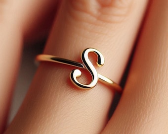 Anillo minimalista con la letra S en oro amarillo. Anillo con inicial S. Joyería delicada con la letra S. Regalo con la letra S en oro macizo. Nombre S en oro blanco, oro rosa y oro.