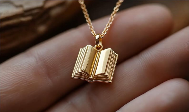 Halsband med bok i guld Läsarhänge i gult guld Bokhalsband Minimalistisk läsarberlock i massivt guld Elegant boksmycke bild 1
