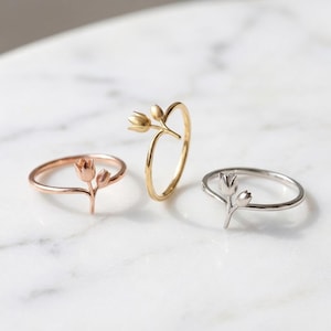 Anello a tulipano in oro giallo massiccio, delicato e minimalista, gioiello floreale.