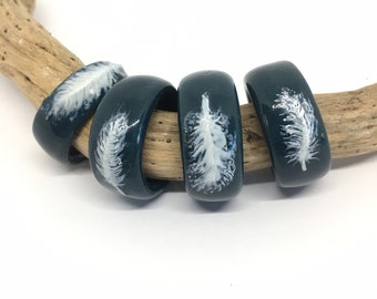 White feather ring dark-blue porcelain