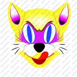 Puede incluir: Una m&aacute;scara de cara de gato amarilla con detalles en morado, rosa y azul. El gato tiene ojos azules, una nariz negra y una lengua roja que sobresale.