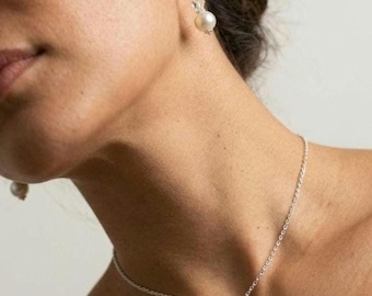 Conjunto de joyería nupcial de cristal y perla: collar, pulsera y pendientes de marfil.