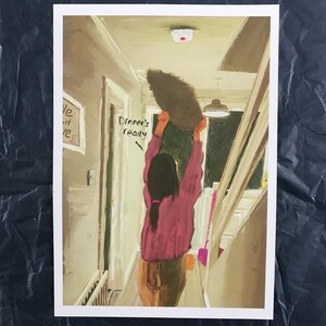 Può includere: Una stampa artistica raffigura una persona con un maglione rosa che tiene in mano un oggetto marrone, con la scritta "Dinner's ready" visibile. La scena è ambientata in un corridoio con una scala e un lampadario.