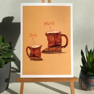 Könnte beinhalten: Eine Aquarellillustration von zwei braunen, stiefelförmigen Bechern mit weißer Flüssigkeit darin. Der größere Becher ist mit "MUGG" und der kleinere Becher mit "JUGG" beschriftet. Die Illustration befindet sich auf einem hellorangenen Hintergrund.