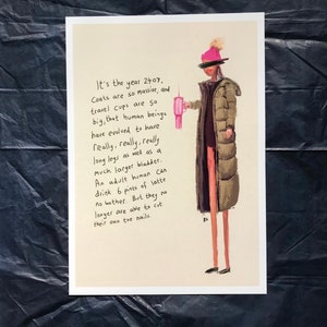 Puede incluir: Una ilustración dibujada a mano de una persona que lleva un abrigo largo verde y un sombrero rosa, sosteniendo una taza de viaje rosa. El texto dice "It's the year 2407. Coats are so massive, and travel cups are so big, that human beings have evolved to have really, really, really long legs as well as a much larger bladder. An adult human can drink 6 pints of latte no bother. But they no longer are able to cut their own toe nails."