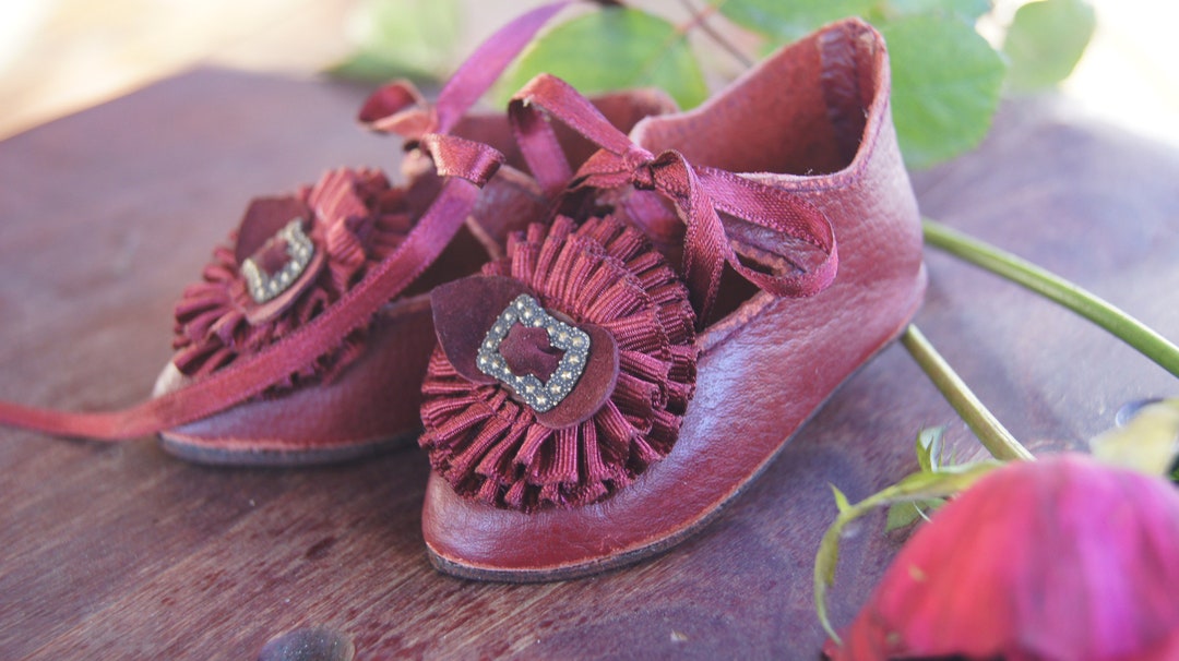 Chaussures anciennes cuir enfant poupée vintage - Au Dépôt d'Achille
