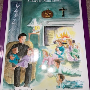 以下が含まれることがあります： 「Father Phillip Tells a Ghost Story: A Story of Divine Mercy」というタイトルの本の表紙。イラストには、椅子に座る司祭と子供たち、暖炉、ジャック・オー・ランタン、十字架が描かれています。下部のテキストは「Padre Phillip Hace un Cuento de Fantasmas: Un Cuento de la Divina Misericordia」です。