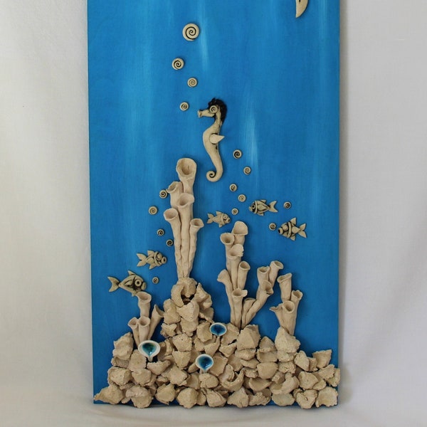 Cuadro con motivos marinos, cerámica sobre madera, arrecife de coral, azul y blanco, 25x62cm, pieza única, hecha a mano, ceramicaespiral