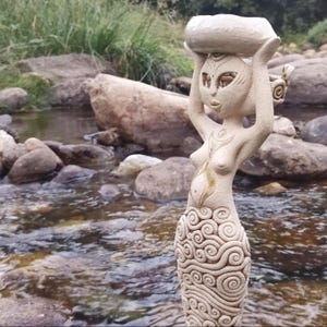 Escultura artística de cerámica. Diosa de la danza y de la naturaleza. Diosa para altar. Modelada a mano en gres. 41cm de alto. Pieza única