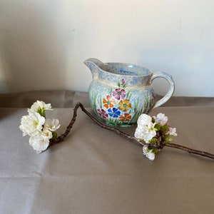 Vintage bella brocca dipinta a mano con fiori. Brocca di latte prodotta in Inghilterra.