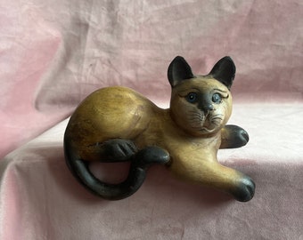 Vintage  Wooden beautiful sitting cat figurine.