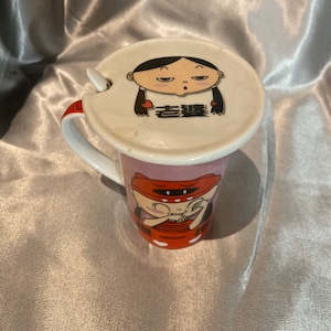 Porcelana japonesa pintada a mano una taza con tapa y cuchara. Niños divertidos.