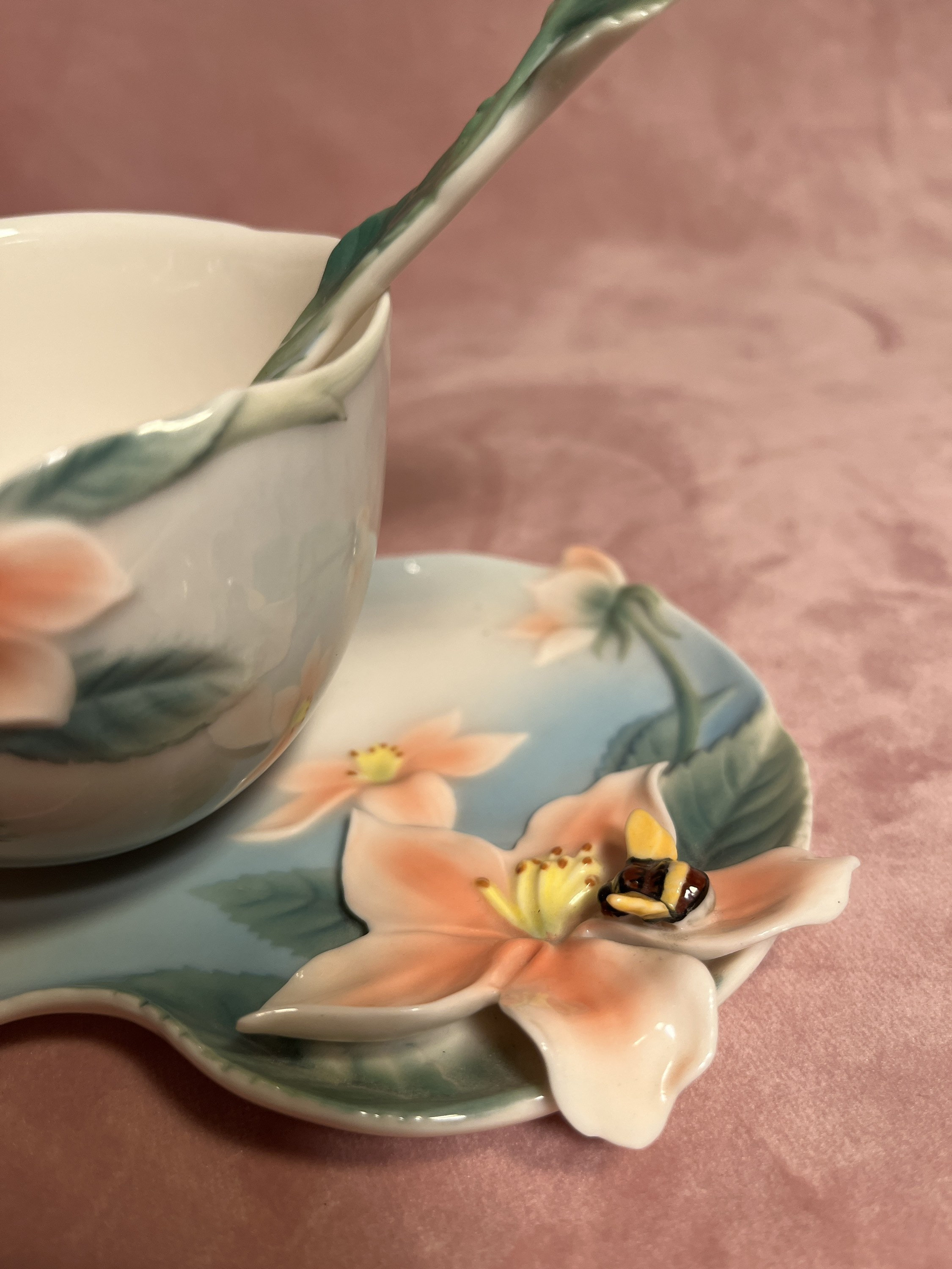 Beautiful Franz Porcelain Bee Design Cup,saucer and Spoon FZ00036 