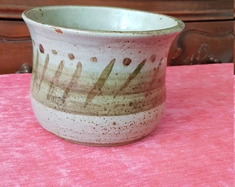 Vintage steengoed pot. Kunstdecor. Mooie vorm plantpot. Groene en grijze kom.