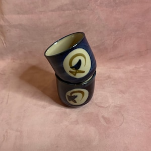 Bellissimo set di 2 tazze con manici in gres.