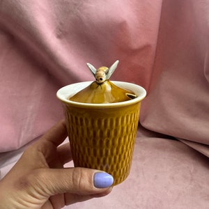 Vintage unieke honingpot met bijendeksel.