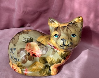 Prachtig vintage kattenbeeldje, porseleinen bloemendeocupage kat.