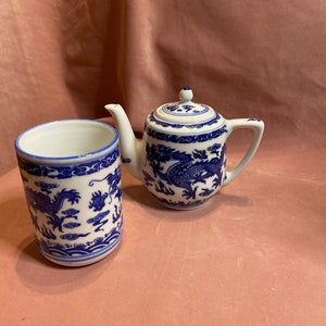 Vintage chinesisches Set für Tee,Teekanne und Tasse.Handbemalt mit blauem Drachen.
