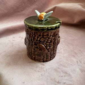 Vintage unieke honingpot met bijendeksel.