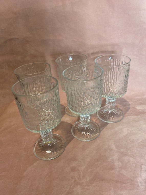 Vintage Set von 5 Gläsern.Strukturierte Kelchgläser.'