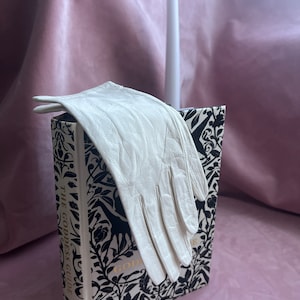 Vintage Beautiful cream colour leather gloves size 6.5 made in France.