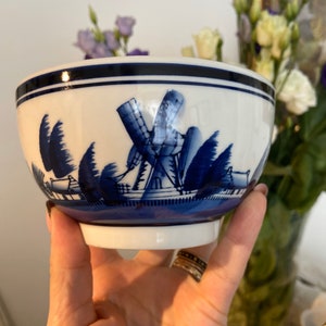 Vintage Holland style bowl.Bowl painted in windmills.