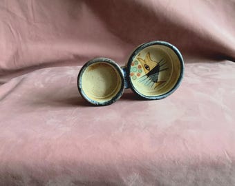 スペイン、プエンテ・デル・アルソビスポ産の手描きの陶器製オリーブ皿