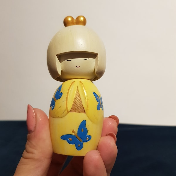 Très jolie fille kimono japonaise en céramique. Poupée Kokeshi en céramique Kawaii. Le bonheur des kimonos.