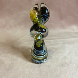 Bellissimo cartiero in vetro artistico.Rabbit Glass realizzato in Canada. Pesi carta con vortice giallo, bianco e nero.