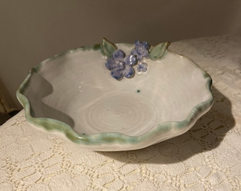 Vintage steengoed kom, handgeschilderd, blauwe 3D bloemen.