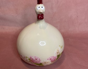 Vintage Mooie witte kip met geschilderde kleurrijke rozen.