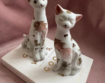 ヴィンテージ 猫の置物 2 体セット - 陶器の猫の像 - 白とピンクの花の