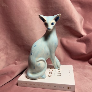 Bellissimo gatto blu con la coda, vintage. Gatto dagli occhi blu unico.