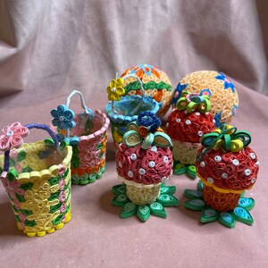 Beautiful handmade set of 6 pink peaper quilled  baubles. Christmas tree decorations.