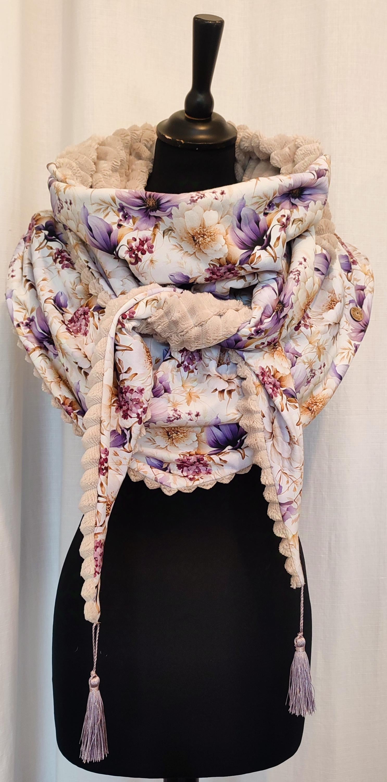 Foulard rose pâle en coton et viscose à imprimé original, calligraphie, écritures et coeurs noirs